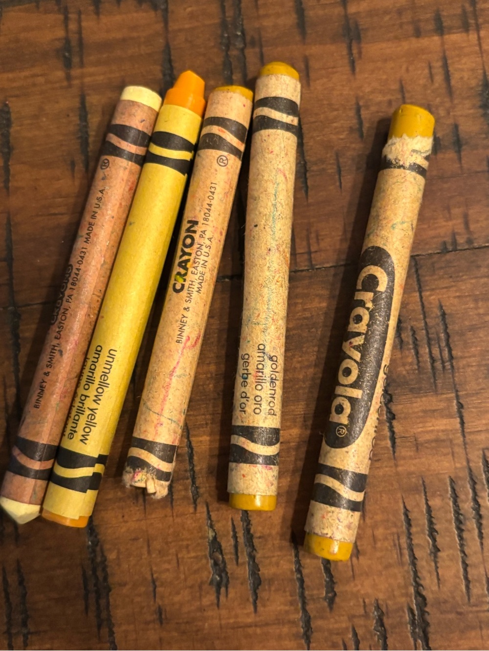 Lot of 5 retired yellow Crayola Crayons-goldenrod, unmellow yellow, construct